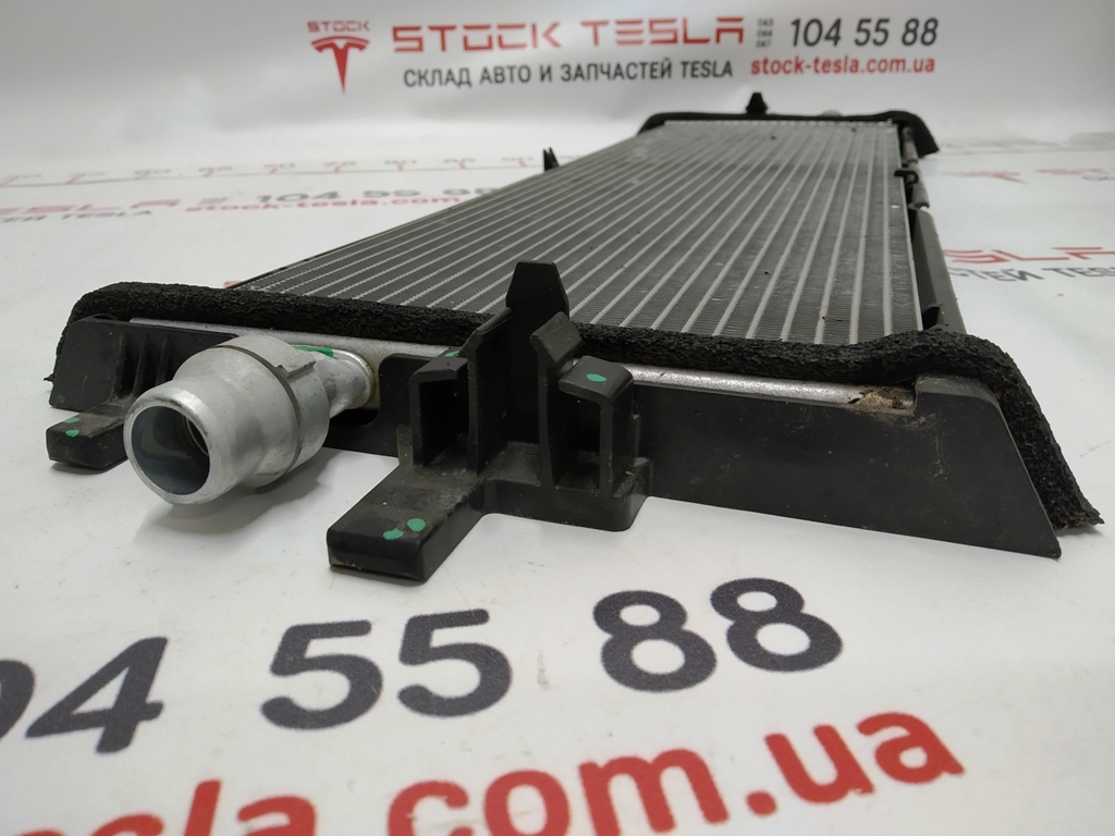 1 Hlavní chladič chladiče Tesla model 3 1077082-00-C